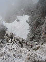 02 Steilstufe und Schneefeld auf dem Sentiero Alfredo Benini